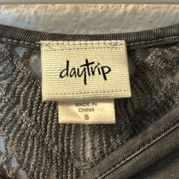 Daytrip slit back long sleeve size small - Picture 2 of 5